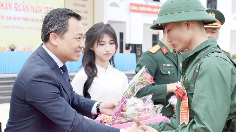 Đồng chí Nguyễn Đình Việt, Chủ tịch Ủy ban nhân dân tỉnh Sơn La tặng hoa chúc mừng các tân binh.