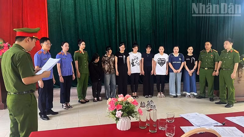 Cơ quan Cảnh sát điều tra, Công an tỉnh Sơn La phối hợp cùng Viện kiểm sát nhân dân khu vực 1 thi hành lệnh bắt bị can để tạm giam với các đối tượng. (Ảnh: VIỆN KIỂM SÁT NHÂN DÂN KHU VỰC 1)