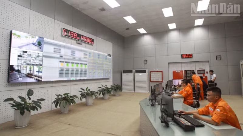 Công ty Thủy điện Sơn La thông báo để bảo đảm an toàn vận hành, từ 16 giờ ngày 6/10, nhà máy mở 1 cửa xả đáy hồ thủy điện Sơn La.