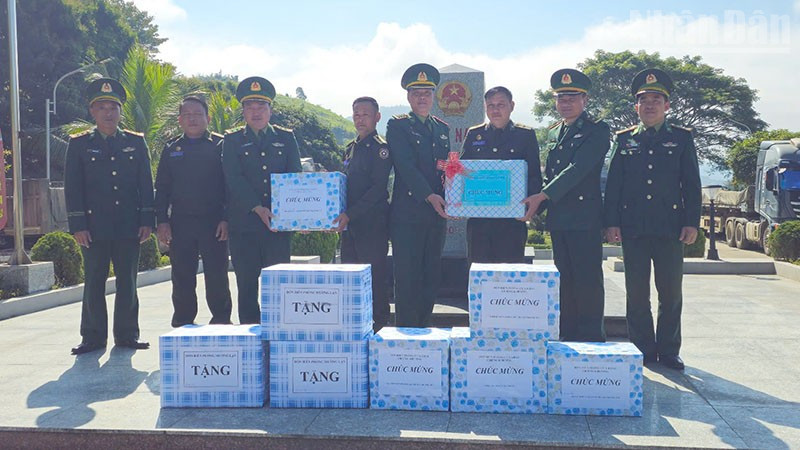 Đại diện các Đồn Biên phòng Sơn La đã tổ chức gặp gỡ, tặng quà chúc mừng lực lượng bảo vệ biên giới nước bạn Lào.