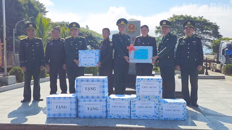 Đại diện các Đồn Biên phòng Sơn La đã tổ chức gặp gỡ, tặng quà chúc mừng lực lượng bảo vệ biên giới nước bạn Lào.