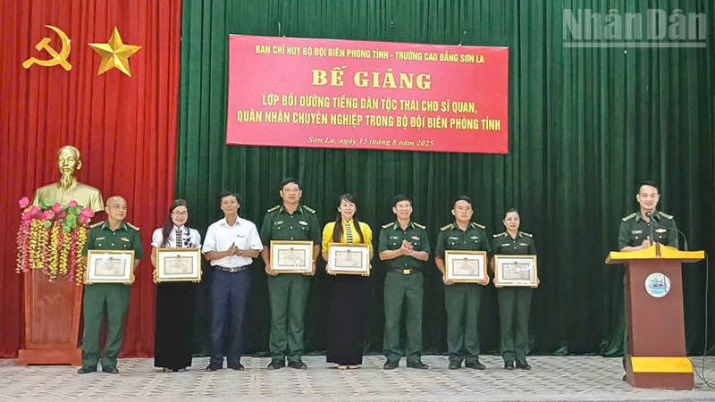 Ban tổ chức lớp học trao Giấy khen cho giảng viên và học viên đã có thành tích tốt trong việc giảng dạy và học tập tại khóa học.