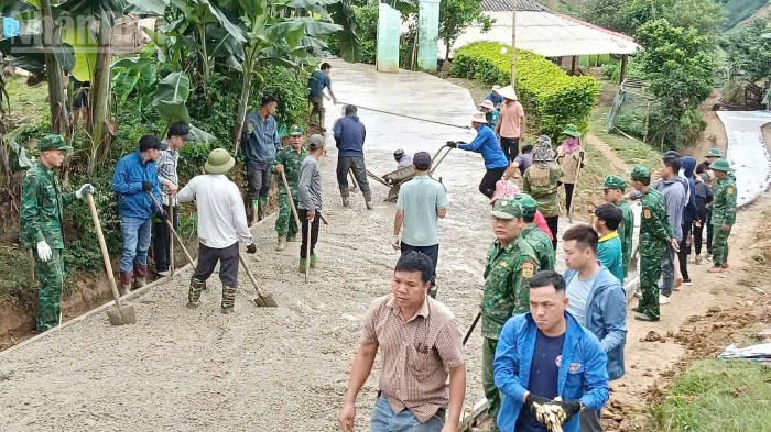 Bộ đội Biên phòng Sơn La và các lực lượng tham gia làm đường vào điểm trường mầm non Hua Bó và tiểu học Phiêng Pằn.