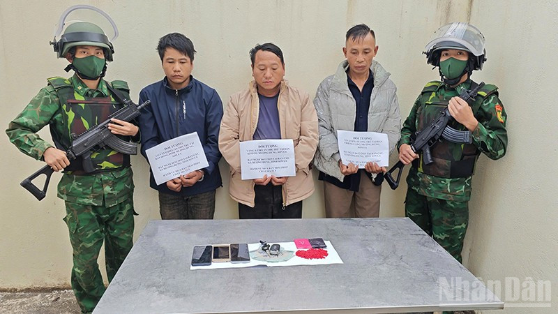 Bộ đội Biên phòng Sơn La bắt giữ 3 đối tượng cùng tang vật đều trú tại xã Mường Hung, tỉnh Sơn La về hành vi mua bán trái phép chất ma túy.