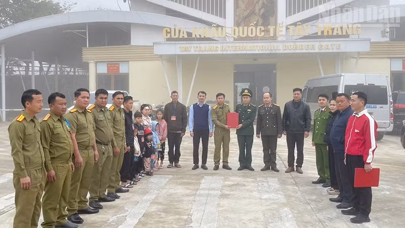 Các lực lượng chức năng tổ chức tiếp nhận hộ dân gồm 9 nhân khẩu là công dân xã Chiềng Khoong, tỉnh Sơn La.