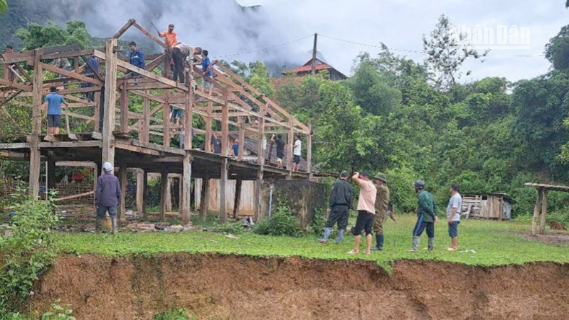 Trước ảnh hưởng do mưa lớn kéo dài, Công an xã Mường Chiên và lực lượng tại chỗ đã hỗ trợ người dân di chuyển tới nơi an toàn.