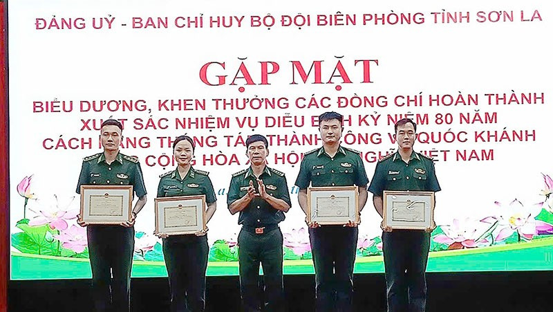 Đại tá Vũ Đức Tú, Phó Chính ủy Ban Chỉ huy Bộ đội Biên phòng tỉnh phát biểu, biểu dương chúc mừng các đồng chí đã hoàn thành xuất sắc trong thực hiện nhiệm vụ A80.