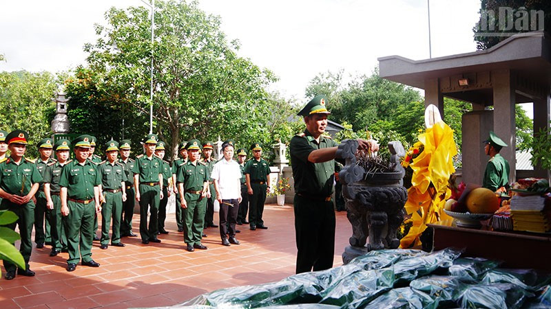 Ban Chỉ huy Bộ đội Biên phòng tỉnh Sơn La dâng hương tưởng niệm tại Đài tưởng niệm liệt sĩ Đồn Biên phòng Cửa khẩu Chiềng Khương.
