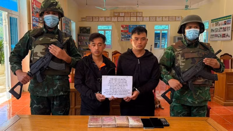 Hai đối tượng cùng tang vật.