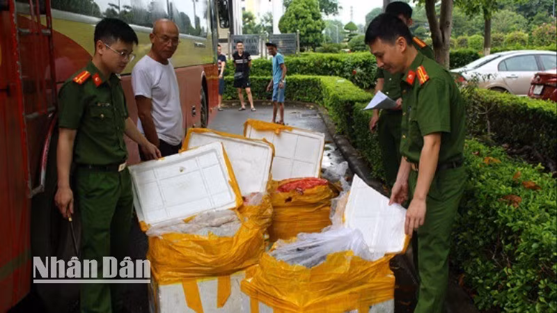 476kg nội tạng và các sản phẩm của động vật không rõ nguồn gốc được phát hiện trên xe khách biển kiểm soát 25F-002.09.