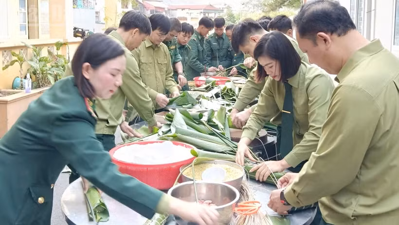 Các phòng, ban (trực thuộc Ban Chỉ huy Bộ đội Biên phòng tỉnh Sơn La) tổ chức gói bánh chưng.