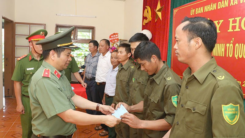 Đồng chí Giám đốc Công an tỉnh Sơn La trao quà cho các cá nhân và tập thể.
