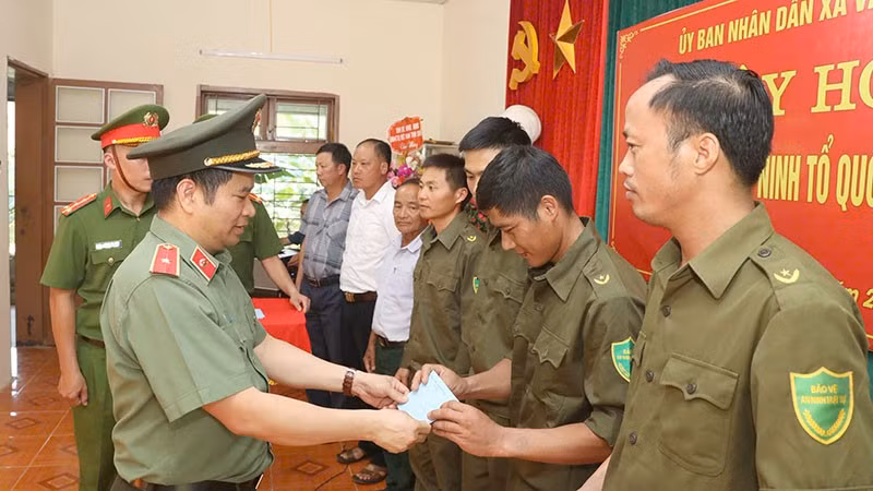 Đồng chí Giám đốc Công an tỉnh Sơn La trao quà cho các cá nhân và tập thể.