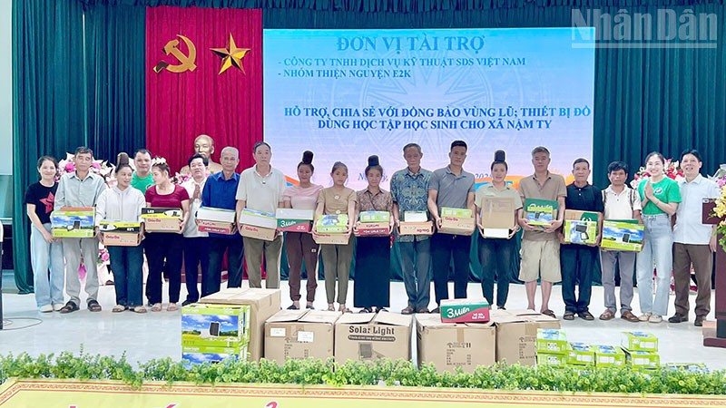 Trao tặng đèn năng lượng mặt trời và nhu yếu phẩm cho người dân bị ảnh hưởng bởi thiên tai.