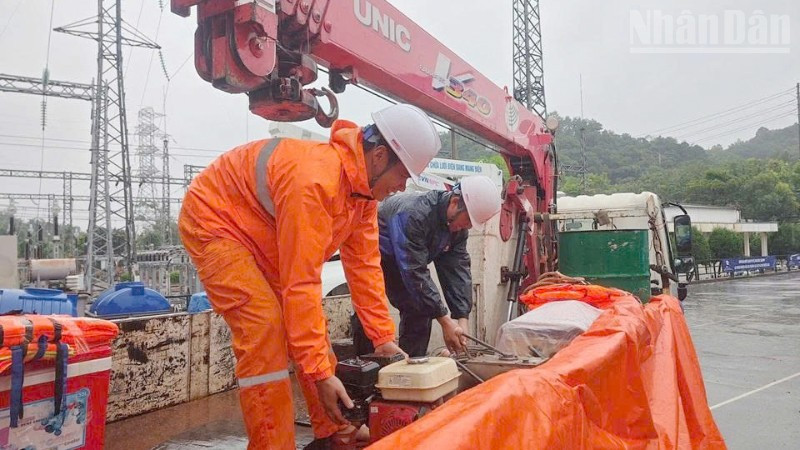 Công ty Điện lực Sơn La tăng cường 64 cán bộ, công nhân viên giúp tỉnh Hà Tĩnh khắc phục sự cố về điện do bão số 10 tại tỉnh Hà Tĩnh.