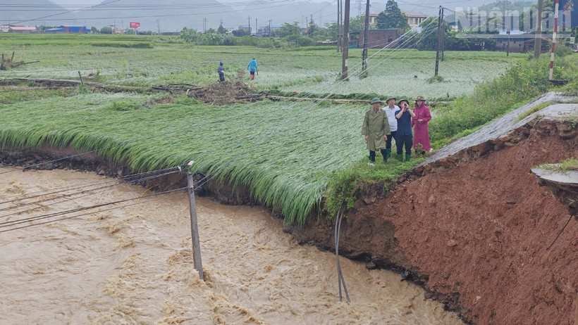 Mố cầu ở Khu vực cầu bản Trò 2, tuyến quốc lộ 37 bị ảnh hưởng, nguy cơ cầu bị mưa lũ cuốn trôi. (Ảnh: HOÀNG LONG)