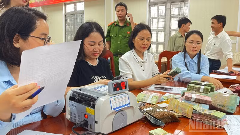 Cán bộ xã Gia Phù lên danh sách và chuyển tiền cho các tổ công tác để phát đến tay người dân tại 28 bản.