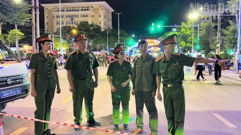 Công an phường Chiềng Cơi triển khai công tác bảo đảm an ninh trật tự tại phố đi bộ.