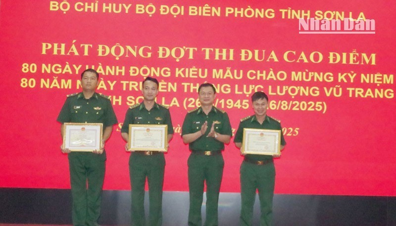 Đại tá Phạm Tùng Lâm, Chính ủy Bộ đội Biên phòng tỉnh Sơn La trao Bằng khen của Ban Chỉ đạo 389 Quốc gia cho các tập thể và cá nhân.