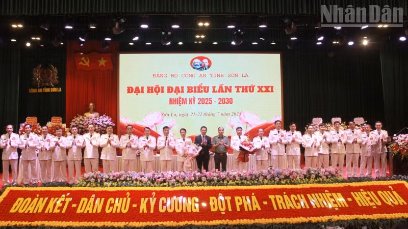 Lãnh đạo Bộ Công an và tỉnh Sơn La tặng hoa chúc mừng Ban Chấp hành Đảng bộ Công an tỉnh Sơn La khóa XXI, nhiệm kỳ 2025-2030.
