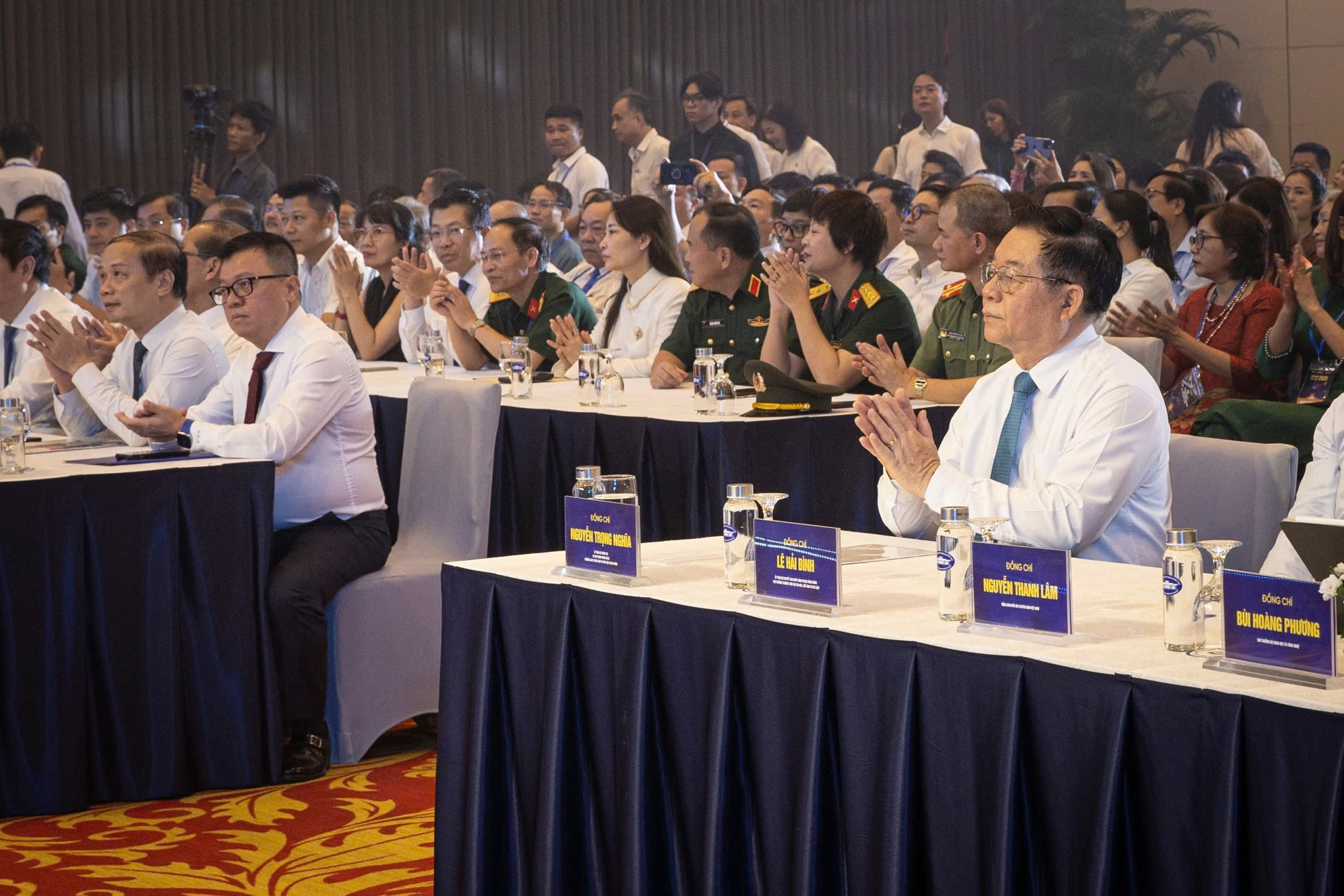 Các đồng chí lãnh đạo Đảng, Nhà nước và các đại biểu tham dự Lễ Khai mạc Hội Báo toàn quốc năm 2025. z6720102410461-9f79c8214be5666bb571b3c1c4b8e4c5.jpg