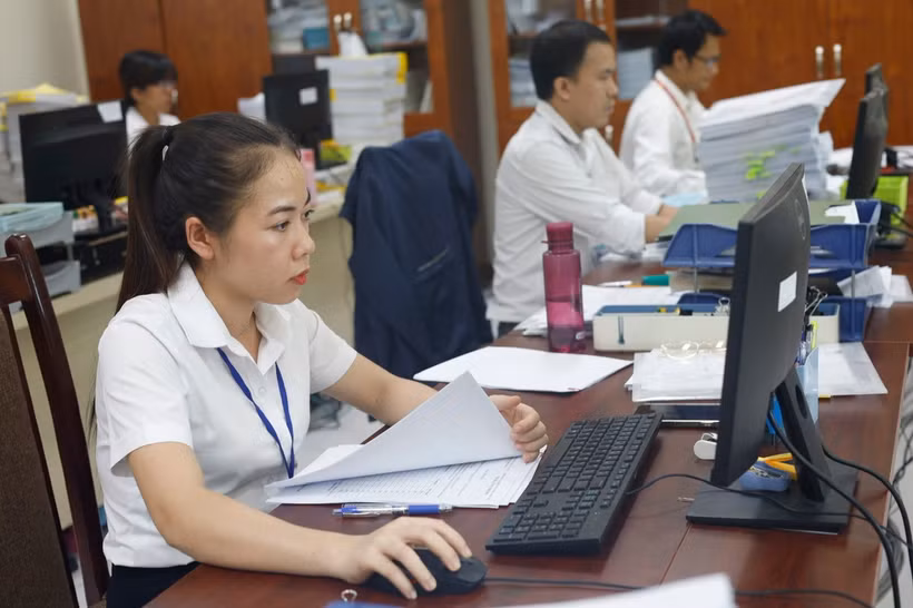 Công chức ngành kho bạc sẽ làm việc xuyên lễ để chuyển quà tặng Quốc khánh đến người dân