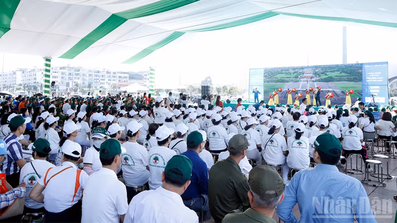 Quang cảnh lễ mít-tinh hưởng ứng Ngày Môi trường thế giới (5/6) và Tháng Hành động vì môi trường năm 2025.