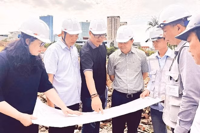 Đại diện phường Yên Hòa bàn giao một phần mặt bằng cho chủ đầu tư để thi công dự án.