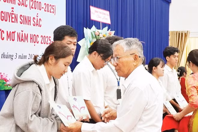 Trao học bổng Nguyễn Sinh Sắc.