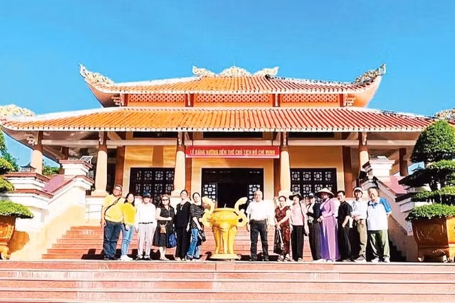 Đoàn văn nghệ sĩ Cần Thơ viếng Đền thờ Bác Hồ ở xã An Thạnh, Cần Thơ.