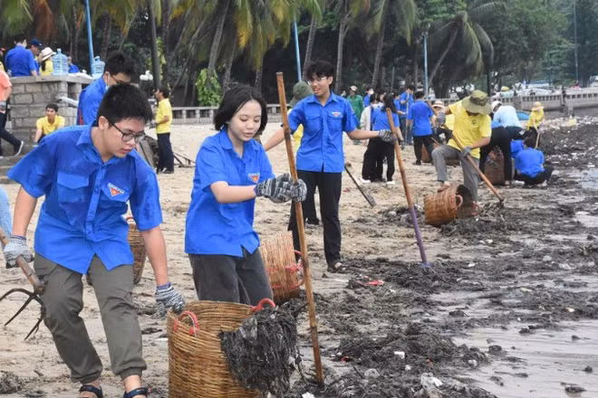 Các bạn đoàn viên tham gia thu gom rác đại dương biển Bãi Trước (phường Vũng Tàu, Thành phố Hồ Chí Minh)