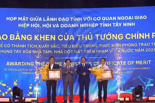 Lãnh đạo Tỉnh ủy và Ủy ban nhân dân tỉnh Tây Ninh trao Bằng khen của Thủ tướng Chính phủ Chính phủ cho tập thể có thành tích xuất sắc, tiêu biểu trong thực hiện phong trào thi đua xóa nhà tạm, nhà dột nát trên phạm vi cả nước năm 2025. 