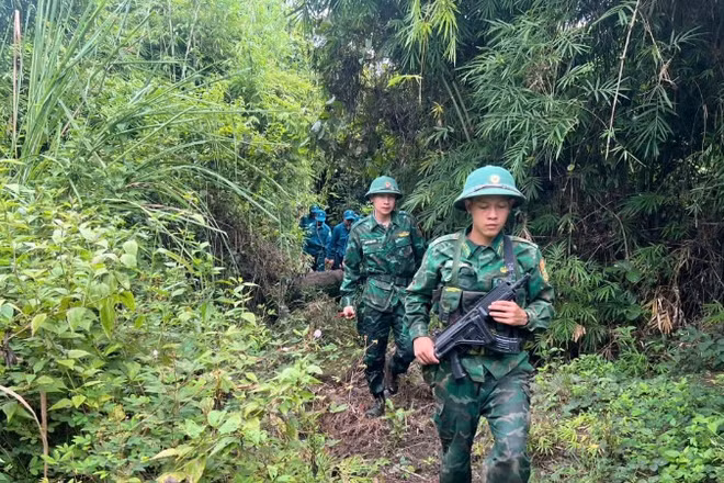 Cán bộ, chiến sĩ Đồn Biên phòng Cửa khẩu quốc tế Lệ Thanh tuần tra, kiểm soát đường biên giới.
