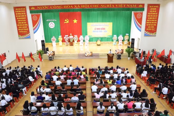 Thầy và trò Trường Trung học phổ thông Dân tộc nội trú N’Trang Lơng trong lễ khai giảng năm học 2025-2026.