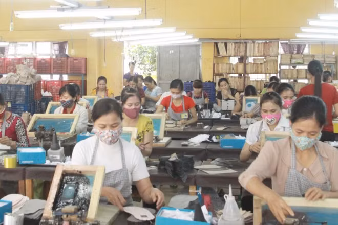 Các cơ sở sản xuất giầy da tại huyện Phù Yên, nơi từng là huyện nghèo, hiện đang tạo việc làm cho gần 2.500 lao động tại các vùng khó khăn của Sơn La.