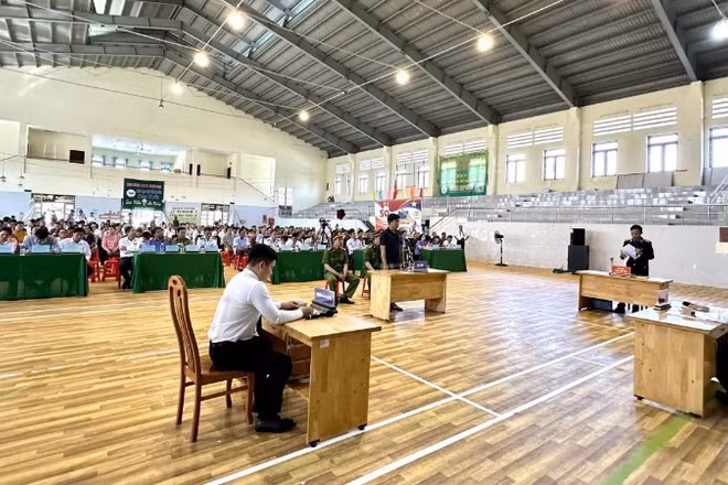 Ngư dân dự phiên tòa giả định.