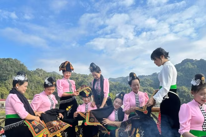 Truyền nghề trên sàn Hạn Khuống là nét văn hóa đặc sắc của dân tộc Thái đen ở Điện Biên và đây là cũng là lợi thế để nhiều xã vùng cao tỉnh Điện Biên khai thác phát triển du lịch.