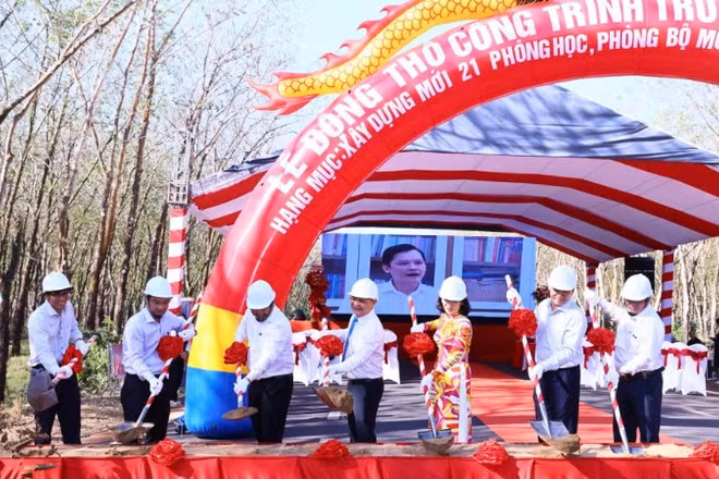 Lãnh đạo tỉnh Đồng Nai và Sở Giáo dục đào tạo thực nhiện nghi thức khởi công xây dựng trường học.