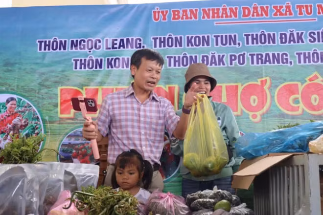 Hướng dẫn hộ dân bán nông sản trên mạng xã hội.