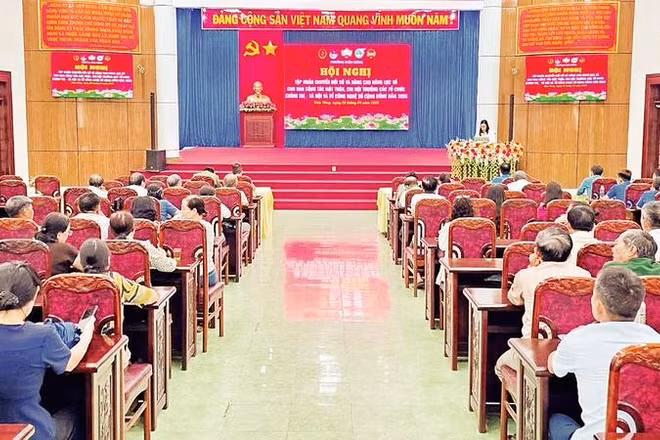 Phường Diên Hồng tổ chức Hội nghị tập huấn chuyển đổi số cho Ban Công tác Mặt trận, Chi hội trưởng các tổ chức chính trị-xã hội và Tổ công nghệ số cộng đồng năm 2026.