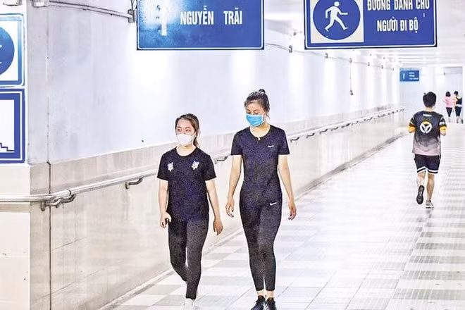 Hầm đi bộ Ngã Tư Sở (Ảnh ĐỖ TÂM)