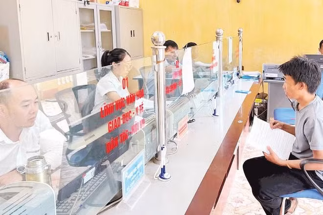 Trung tâm hành chính công xã Nậm Có phục vụ người dân đến làm thủ tục hành chính.