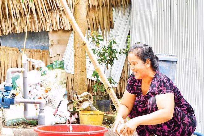 Người dân xã An Biên sử dụng nguồn nước sạch (Ảnh QUỐC TRINH)