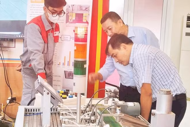 Người dân tham quan các mô hình công nghệ cao.