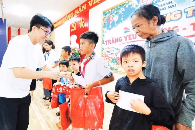 Đại diện doanh nghiệp thành phố Đồng Nai trao quà tặng thiếu nhi ở khu vực biên giới dịp Tết Trung thu 2026.