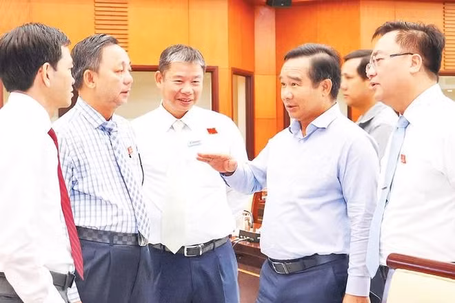 Lãnh đạo thành phố trao đổi với các đại biểu tại Kỳ họp thứ 5, Hội đồng nhân dân thành phố khóa XI, nhiệm kỳ 2026-2031.
