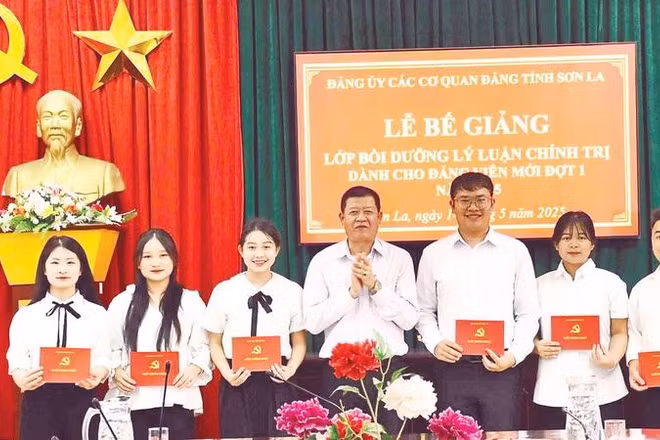 Đảng ủy các cơ quan Đảng tỉnh Sơn La thường xuyên tổ chức các lớp bồi dưỡng lý luận chính trị dành cho đảng viên mới.