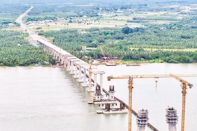 Công trình cầu Đại Ngãi 1 bắc qua sông Hậu, nối tỉnh Vĩnh Long với thành phố Cần Thơ đạt sản lượng thi công hơn 64% giá trị hợp đồng.