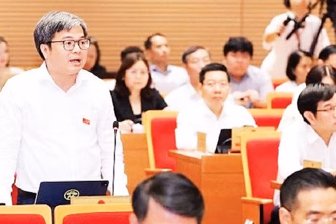 Phó Chủ tịch Ủy ban nhân dân Thành phố Hà Nội Trương Việt Dũng trả lời tại phiên chất vấn của HĐND thành phố.