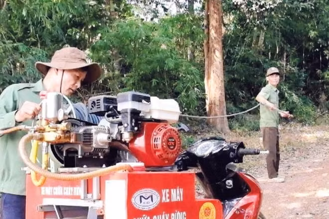 Lực lượng bảo vệ rừng phòng hộ Đắk Mai kiểm tra phương tiện chữa cháy rừng cơ động.